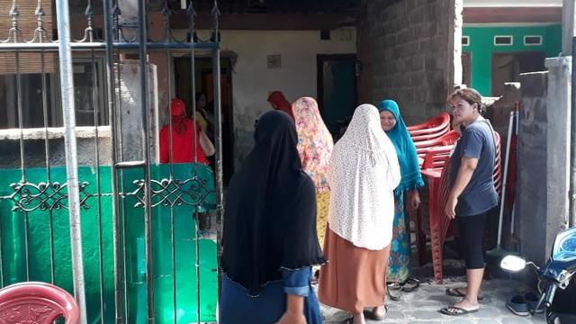 Kediaman Rumadi Ramadhan, korban jatuhnya Lion Air PK-LQP ramai dikunjungi tetangga, kerabat, dan temannya.