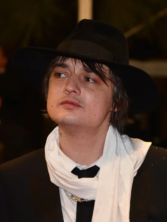 Pete Doherty adalah mantan pacar supermodel Kate Moss, ia dikabarkan melarikan diri dari tuduhan kematian ketika ia terlibat perselihan dengan aktor Matt Blanco yang ditemukan meninggal dengan luka di kepala pada 2006.  (AFP/Bintang.com)