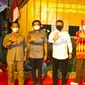 Kaplda Riau Irjen Agung Setya Imam Effendi (kemeja putih) saat meresmikan pos polisi di Kampung Dalam Pekanbaru. (Liputan6.com/M Syukur)