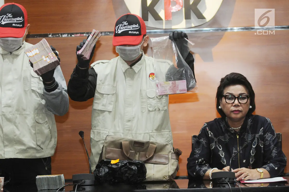 KPK Tunjukkan Barang Bukti OTT Bengkayang
