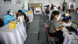 Petugas memeriksa tekanan darah pekerja swasta saat program Vaksinasi Gotong Royong di Sudirman Park Mall, Jakarta, Rabu (19/5/2021). Vaksinasi Gotong Royong memfasilitasi badan usaha yang mau membeli vaksin untuk karyawannya. (Liputan6.com/Faizal Fanani)