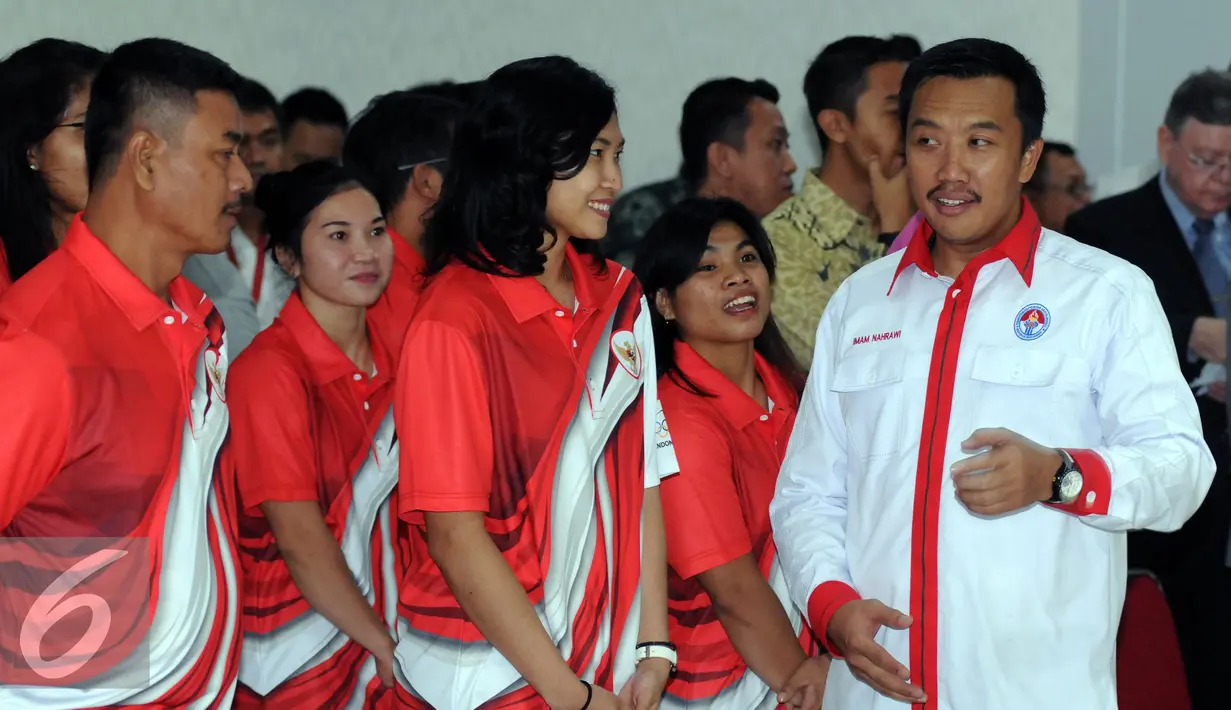 Menpora Imam Nahrawi (kanan) berbincang dengan sejumlah atlet usai Pengukuhan dan Pelepasan Kontingen Olimpiade Rio 2016 di Wisma Kemenpora Jakarta, Selasa (21/6). 26 atlet Indonesia siap berlaga di Olimpiade Rio. (Liputan6.com/Helmi Fithriansyah)