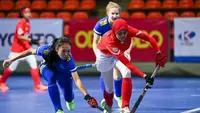 Aksi Timnas Hockey Indonesia putri di ajang Women's Asia Cup Hockey 2022. (Bola.com/Erwin Snaz)