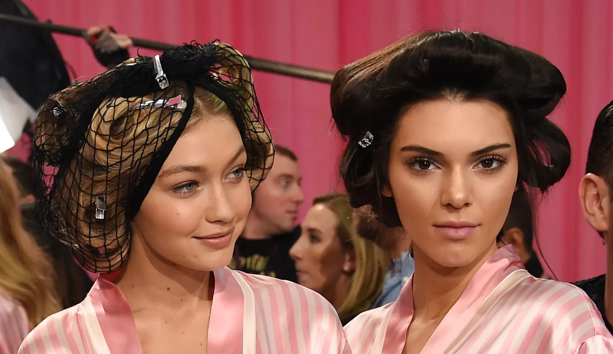 Gigi Hadid (kiri) dan Kendall Jenner terlihat di belakang panggung sebelum tampil dalam acara Victoria Secret Fashion Show 2015 di Lexington Armory, New York, Selasa (10/11/2015). (Dimitrios Kambouris/Getty Images untuk Victoria Secret /AFP)
