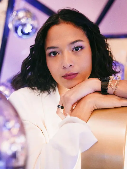 Penampilan Putri Marino semakin memesona dengan rambutnya yang ditata ikal bergelombang. [Foto: Instagram/putrimarino]