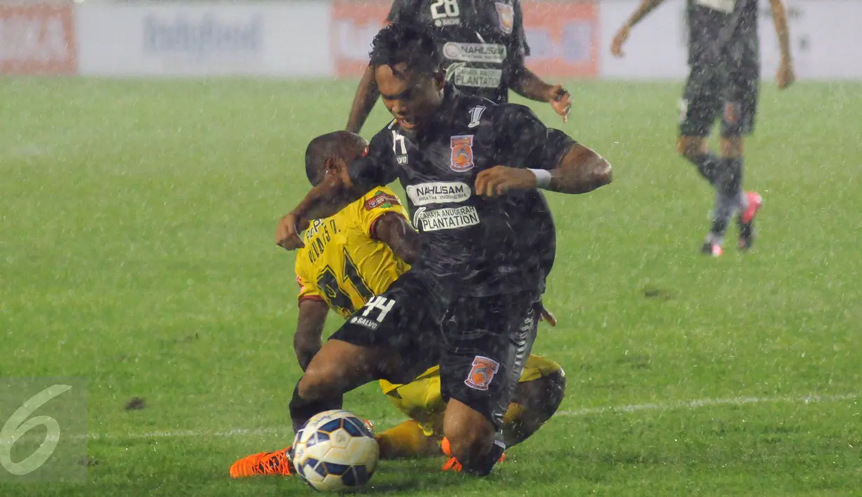 Bek PBFC, Achmad Hisyam (kanan) terjatuh saat menahan penyerang Sriwijaya FC, Alberto Goncalves di turnamen Piala Bhayangkara di Stadion Si Jalak Harupat, Bandung, Jumat (18/3/2016). Sriwijaya unggul 3-1 atas PBFC. (Liputan6.com/Helmi Fithriansyah)