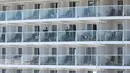 Penumpang dan awak terlihat pada kapal pesiar Spectrum of the Seas di Hong Kong, Rabu (5/1/2022). Spectrum of the Seas diperintahkan kembali ke kota untuk pengujian virus corona COVID-19 setelah sembilan orang ditemukan memiliki kontak dekat dengan varian Omicron baru-baru ini. (PETER PARKS/AFP)
