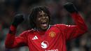 Pemain Manchester United, Patrick Dorgu melakukan selebrasi setelah mencetak gol ke gawang Newcastle dalam laga bertajuk Boxing Day Liga Inggris 2025/2026 di Old Trafford, Manchester, Inggris, Jumat (26/12/2025) waktu setempat. (AFP/Darren Staples)