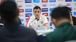 Pelatih Kepala Timnas Futsal Indonesia, Héctor Souto mengungkapkan tantangan terbesar yang dihadapi jajaran pelatih saat ini adalah singkatnya waktu adaptasi dan para wajah baru yang ada di skuad. (Dok. Federasi Futsal Indonesia)