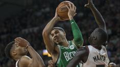Pemain Boston Celtics, Jayson Tatum (tengah) berusaha melewati adangan dua pemain Bukcs pada laga NBA di basketball game di Milwaukee, (26/10/2017). Boston menang 96-89. (AP/Tom Lynn)