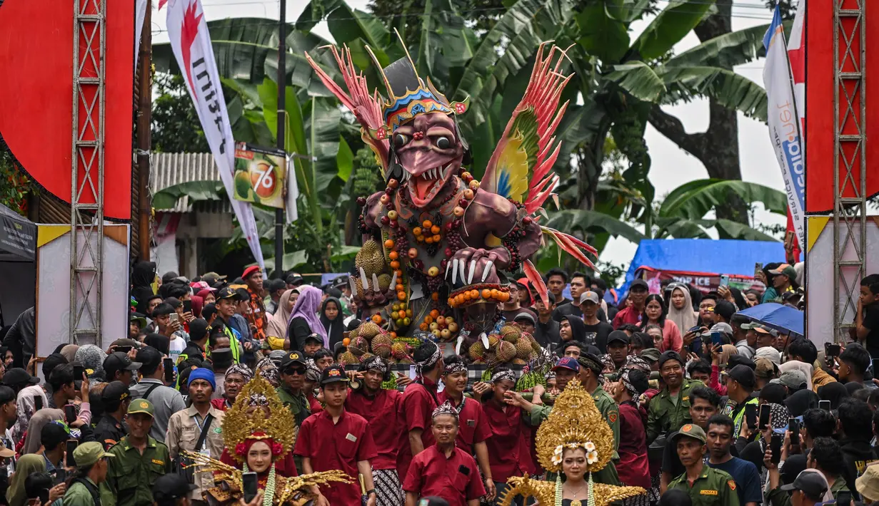 Sebanyak 2.025 buah durian dalam bentuk gunungan dibagikan dengan cara diperebutkan pada acara tahunan yang digelar sebagai ungkapan rasa syukur dari para petani. (JUNI KRISWANTO/AFP)