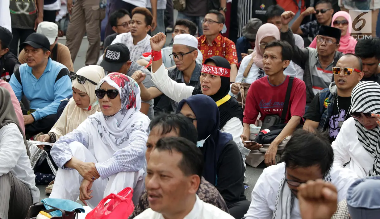 Massa berkumpul menyampaikan pendapat terkait sidang perselisihan hasil pilpres 2019 di sekitar Patung Arjuna Wiwaha Jalan Medan Merdeka Barat, Jakarta, Jumat (14/6/2019). Massa meminta sidang berlangsung adil. (Liputan6.com/Helmi Fithriansyah)