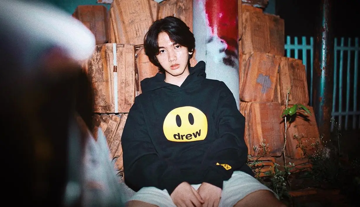 Selain jadi Dj dan aktor, Ari Irham juga seorang model yang kerap menjalani serangkaian pemotretan. Tak heran jika hanya menggunakan hoodie saja, ia bak model untuk cover majalah. (Liputan6.com/IG/@ariirhamm)