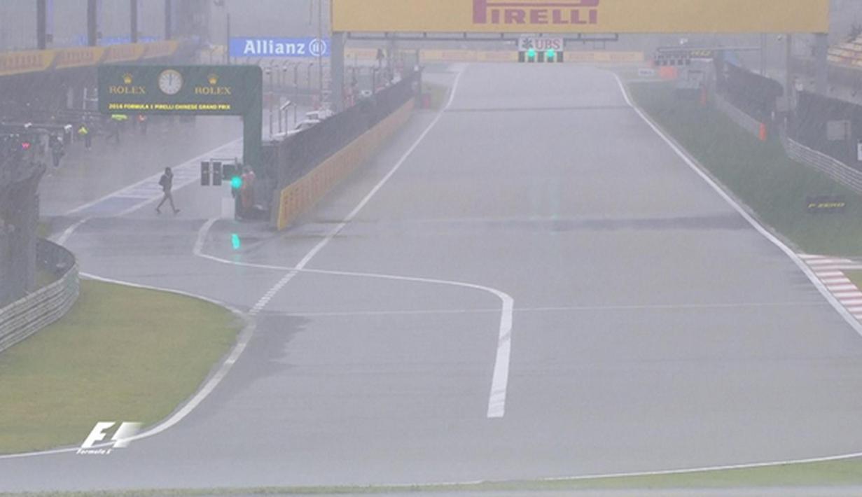 Hujan deras mengguyur Sirkuit Internasional Shanghai, China, Sabtu (16/4/2016) saat berlangsungnya latihan bebas ketiga F1 GP China. (Bola.com/Twitter/F1)