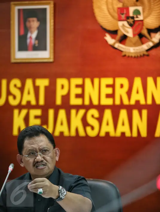Wakil Ketua Tim Pakem Kejagung, Adi Toegarisman menggelar rapat di Kejagung, Jakarta, Kamis (21/1). Dalam rapat itu diputuskan Tim Pakem Pusat mendorong MUI segera menerbitkan Fatwa terkait ajaran Gafatar yang menyimpang. (Liputan6.com/Faizal Fanani)