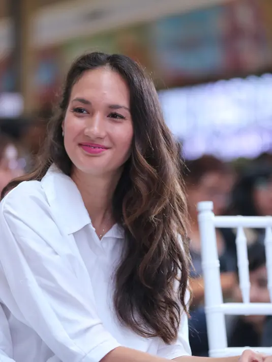 Di setiap kesempatan, Nadine memang lah selalu tampil cantik dan memesona. Namun siapa sangka jika dirinya lebih memilih menggunakan aksesoris yang simple dan sederhana di kesehariannya. (Adrian Putra/Bintang.com)