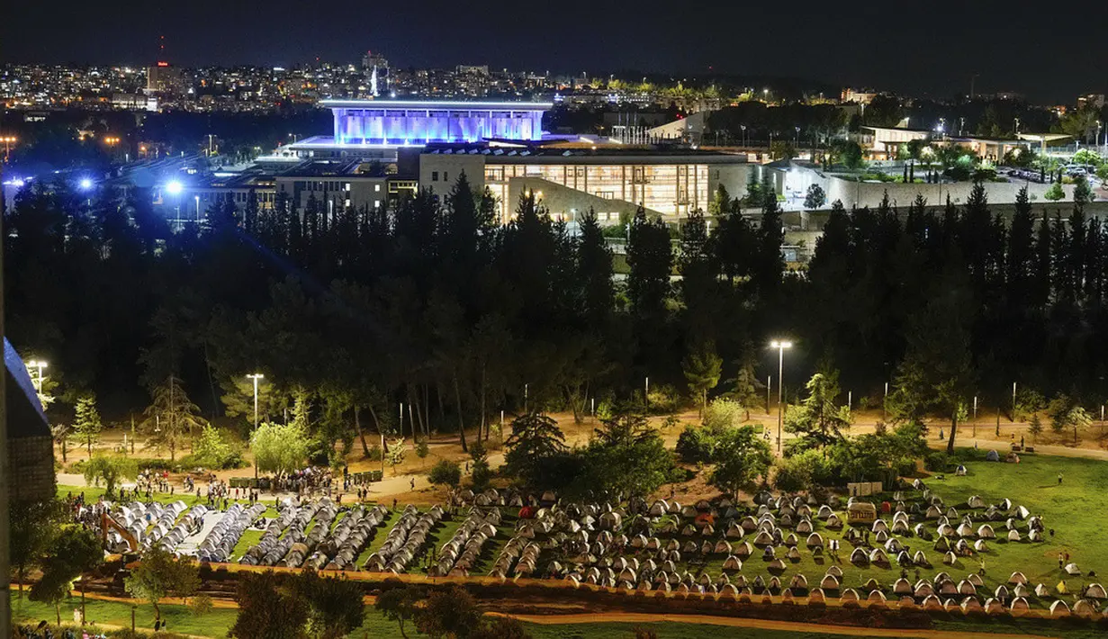 <p>Demonstran mendirikan tenda di luar Knesset, parlemen Israel, di Yerusalem, Israel, Sabtu (22/7/2023). (AP Photo/Ohad Zwigenberg)</p>