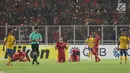 Penyerang Persija, Marko Simic menengadah usai mengalahkan Tampines Rovers pada penyisihan grup H Piala AFC 2018 di Stadion GBK, Jakarta, Rabu (28/2). Persija unggul 4-1. (Liputan6.com/Helmi Fithriansyah)