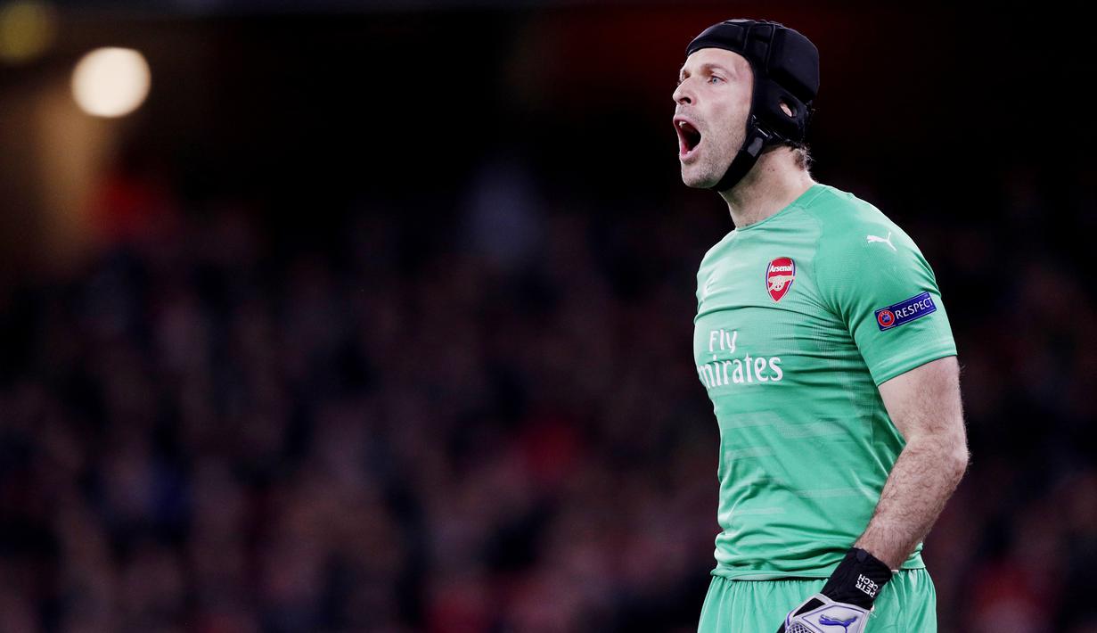 1. Petr Cech (Scrum Helmet) - Kiper Arsenal ini selalu memakai Scrum Helmet atau helm rugby saat bertanding. Pria asal Republik Ceko itu memakainya karena pernah mendapatkan cedera parah di bagian kepala. (AFP/Adrian Dennis)