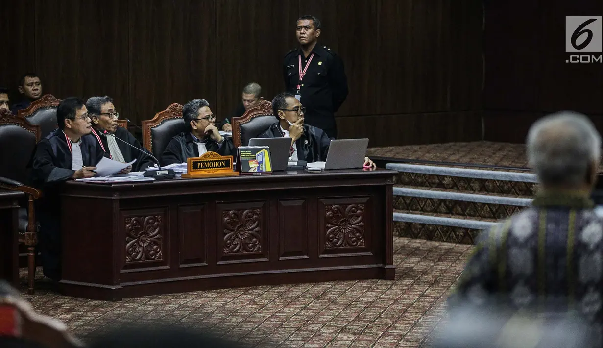 Tim hukum Prabowo-Sandiaga mendengarkan penjelasan Hakim Konstitusi I Dewa Gede Palguna selama sidang lanjutan sengketa Pilpres 2019 di Gedung MK, Jakarta, Kamis (20/6/2019). (Liputan6.com/Faizal Fanani)