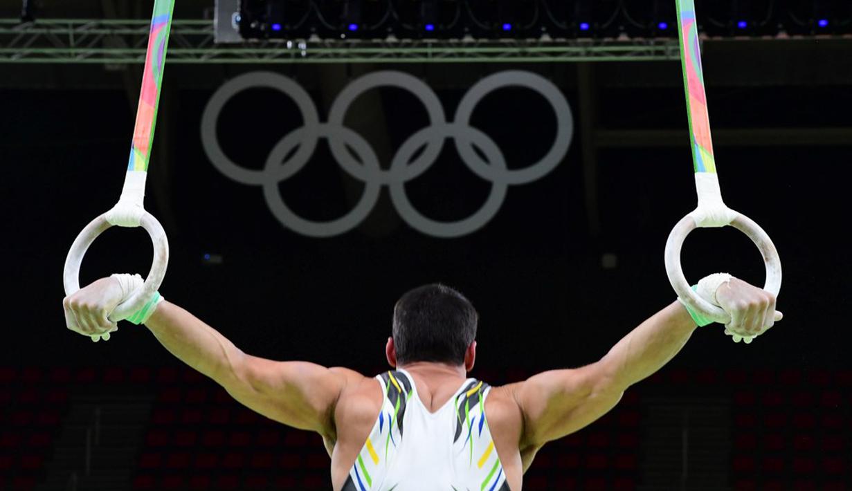 Pesenam putra Brasil beraksi dalam sesi latihan senam artistik jelang Olimpiade Rio 2016 di Olympic Arena, Rio de Janeiro, Brasil, (3/8/2016). (AFP/Emmanuel Dunand)