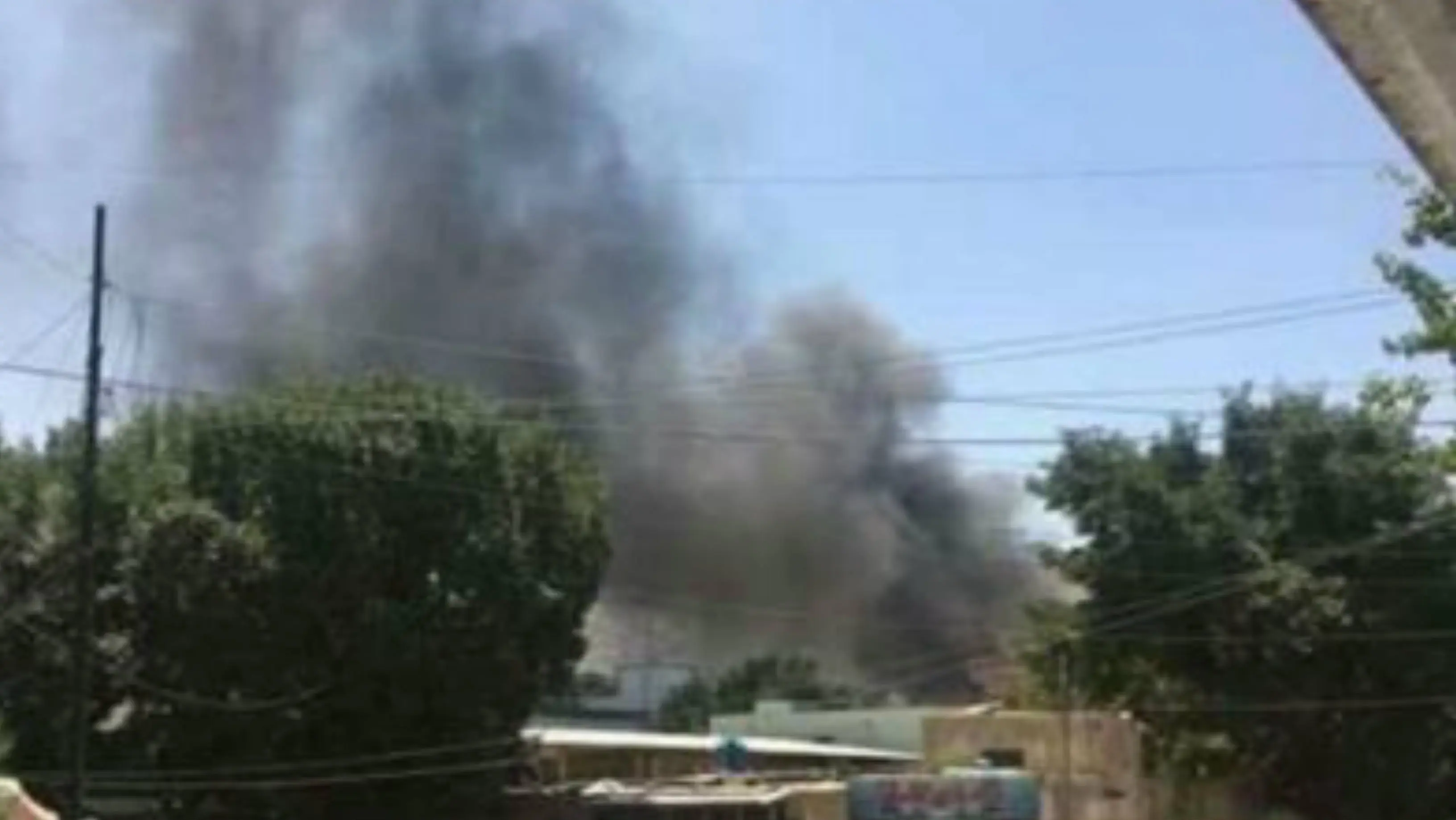 Asap hitam di lokasi bom bunuh diri di luar kedutaan irak di Kabul Afghanistan. (Twitter/@TerrorEvents)