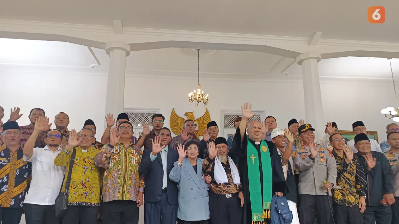 Forkopimda Sukabumi dan Tokoh Lintas Agama memperkuat persatuan pasca insiden perusakan rumah singgah di Cidahu. (Liputan6.com/Fira Syahrin).