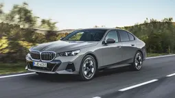 BMW seri 5 terbaru kini mengusung desain body lebih sporty dengan double-kidney grill membesar serta lampu yang mengecil. Namun siluet dan proporsi mobilnya masih menggambarkan bahwa ia adalah sebuah seri 5. (Source: BMW via caranddriver.com)