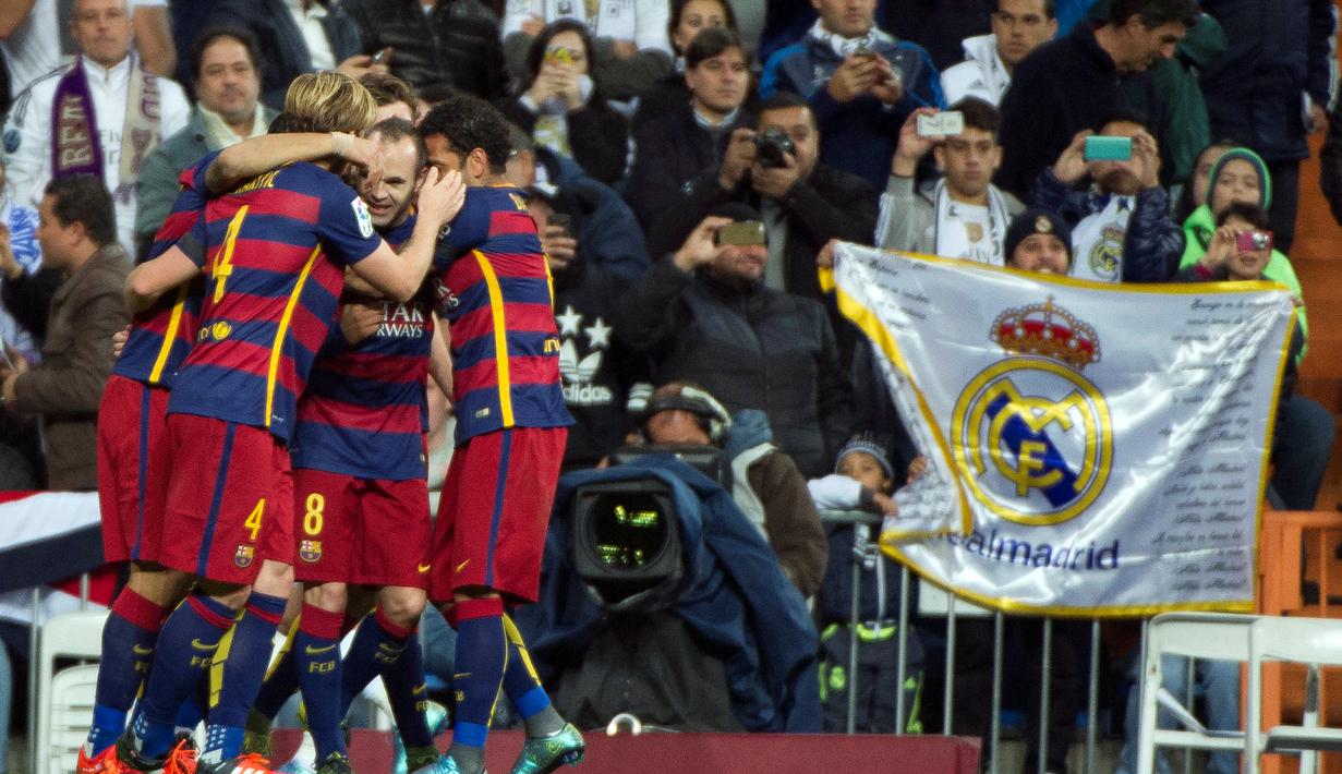 Pemain Barcelona merayakan gol ke gawang Real Madrid dalam laga La Liga Spanyol di Stadion Santiago Bernabeu, Madrid, Minggu (22/11/2015) dini hari WIB. (AFP Photo/Curto de la Torre)