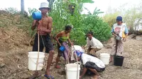 Warga menggali tanah bekas sungai yang mengerin. Foto: (Dian Kurniawan/Liputan6.com)