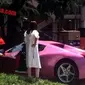 Seorang mamah muda mengalami kecelakaan saat mengemudikan Ferrari 458 Spider. (Carnewschina)