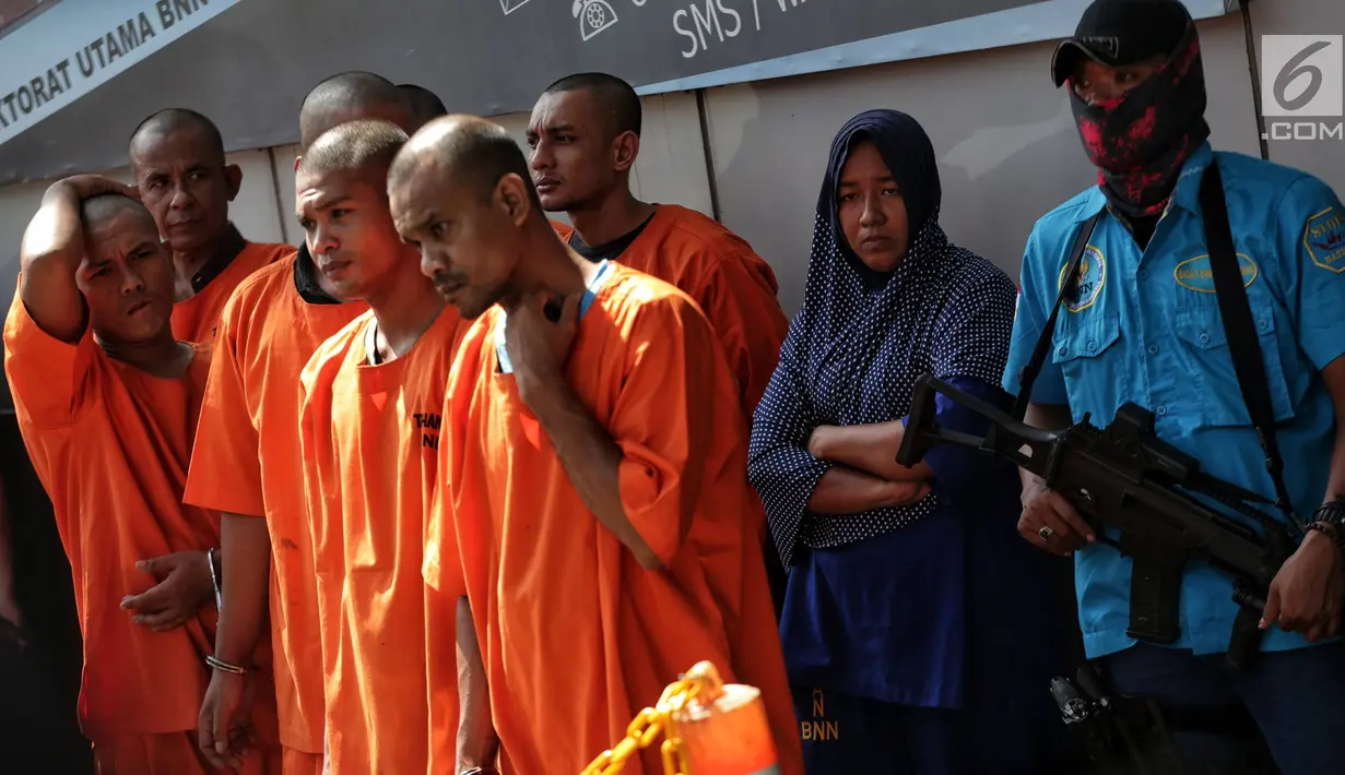 Sejumlah tersangka dihadirkan saat konferensi pers pengungkapan 3 kasus tindak pidana narkotika di Gedung BNN, Jakarta, Jumat (1/2). Total barang bukti yang sita sebanyak 1,5 ton ganja, 98 Kg sabu dan 10.000 butir ekstasi. (Liputan6.com/Faizal Fanani)