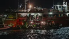 Anggota Basarnas dibantu TNI dan Polri mencari puing serta korban pesawat Lion Air JT 610 di perairan Karawang, Jawa Barat, Senin (29/10). Pencarian terus dilakukan hingga malam hari. (Liputan6.com/Faizal Fanani)