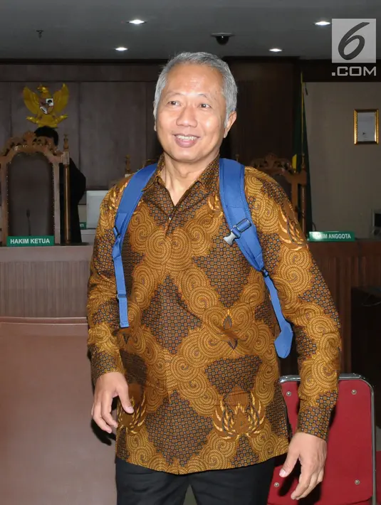 Terdakwa suap perizinan dan pengadaan proyek di lingkungan Ditjen Hubla TA 2016-2017 Antonius Tonny Budiono usai sidang di Pengadilan Tipikor, Jakarta, Kamis (17/5). Ia divonis lima tahun penjara, denda 300 juta rupiah. (Liputan6.com/Helmi Fithriansyah)
