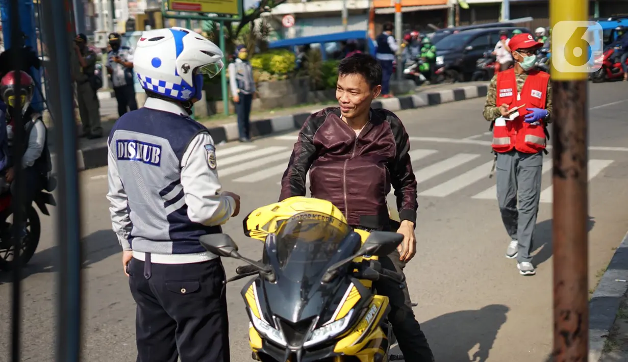 Petugas Dishub melakukan sosialisasi penggunaan masker kepada pengendara motor di kawasan Depok, Jawa Barat, Senin (20/7/2020). Pemkot Depok melalui Gugus Tugas Percepatan Penanganan COVID-19 turun ke jalan tiga hari ke depan untuk menggencarkan Gerakan Bermasker. (Liputan6.com/Immanuel Antonius)