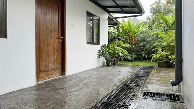 Buat Saluran Drainase untuk Mencegah Air Menggenang