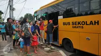 Warga Kalijodo saat akan menaiki bus untuk menuju Rusun Marunda, Jakarta, Senin (22/2). Warga kalijodo kecamatan Penjaringan mendapatkan jatah Rusun Marunda dengan Fasilitas 3 bulan pertama gratis. (Liputan6.com/Gempur M Surya)