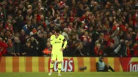 Striker Barcelona, Lionel Messi, tertunduk lesu usai ditaklukkan Liverpool pada laga semifinal Liga Champions 2019 di Stadion Anfield, Selasa (7/5). Liverpool menang 4-0 atas Barcelona. (AP/Dave Thompson)