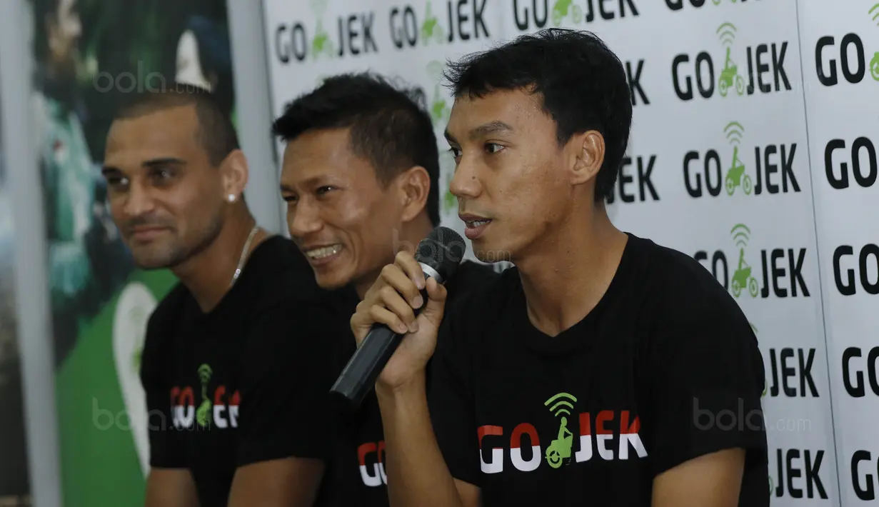 Pemain Persija, Novri Setiawan, menjawab pertanyaan saat jumpa fans di Kawasan Halim, Jakarta, Senin (2/10/2017). Acara yang diselenggarakan oleh Gojek tersebut menjadi ajang bertemunya The Jakmania dengan pemain idolanya. (Bola.com/M Iqbal Ichsan)