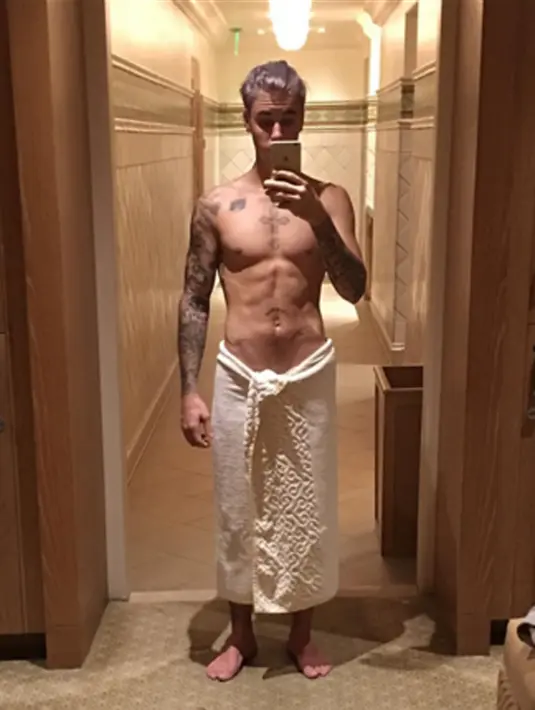 Selain gemar memamerkan tubuh indahnya, Justin Bieber juga sering melakukan eksperimen dengan gaya rambut. Seperti kali ini Justin Bieber mewarnai rambutnya dengan warna pirang, gaya apa pun tetap membuatnya tampak keren. (via instagram/@justinbieber)