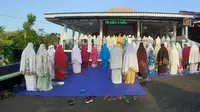 Penganut Islam Aboge di Masjid Sayid Kuning, Onje, Mrebet Purbalingga menggelar salat Id, Senin (25/5/2020). (Foto: Liputan6.com/Istimewa)