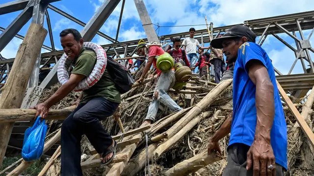 Tumpukan Puing Kayu Jadi Solusi Alternatif Warga untuk Naik ke Jembatan Sungai Peusangan Aceh
