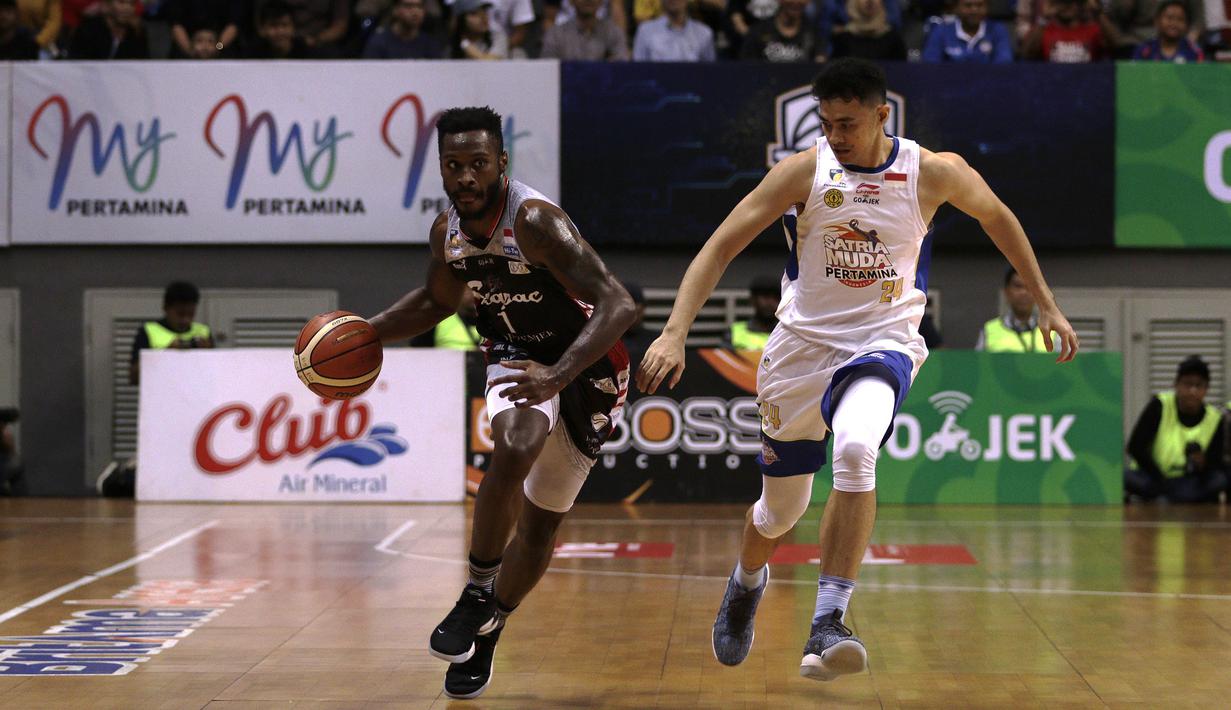 Pebasket Stapac, Kendal Yancy, membawa bola saat melawan Satria Muda pada laga final IBL 2019 di Britama Arena, Jakarta, Kamis (21/3). SM kalah 68-79 dari Stapac. (Bola.com/Yoppy Renato)