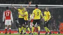 Pemain Watford, Younes Kaboul (2kiri) mencetak satu gol saat timnya mengalahkan Arsenal 2-0 pada lanjutan Premier League di Emirates stadium, London, (31/1/2017). (AP/Frank Augstein)