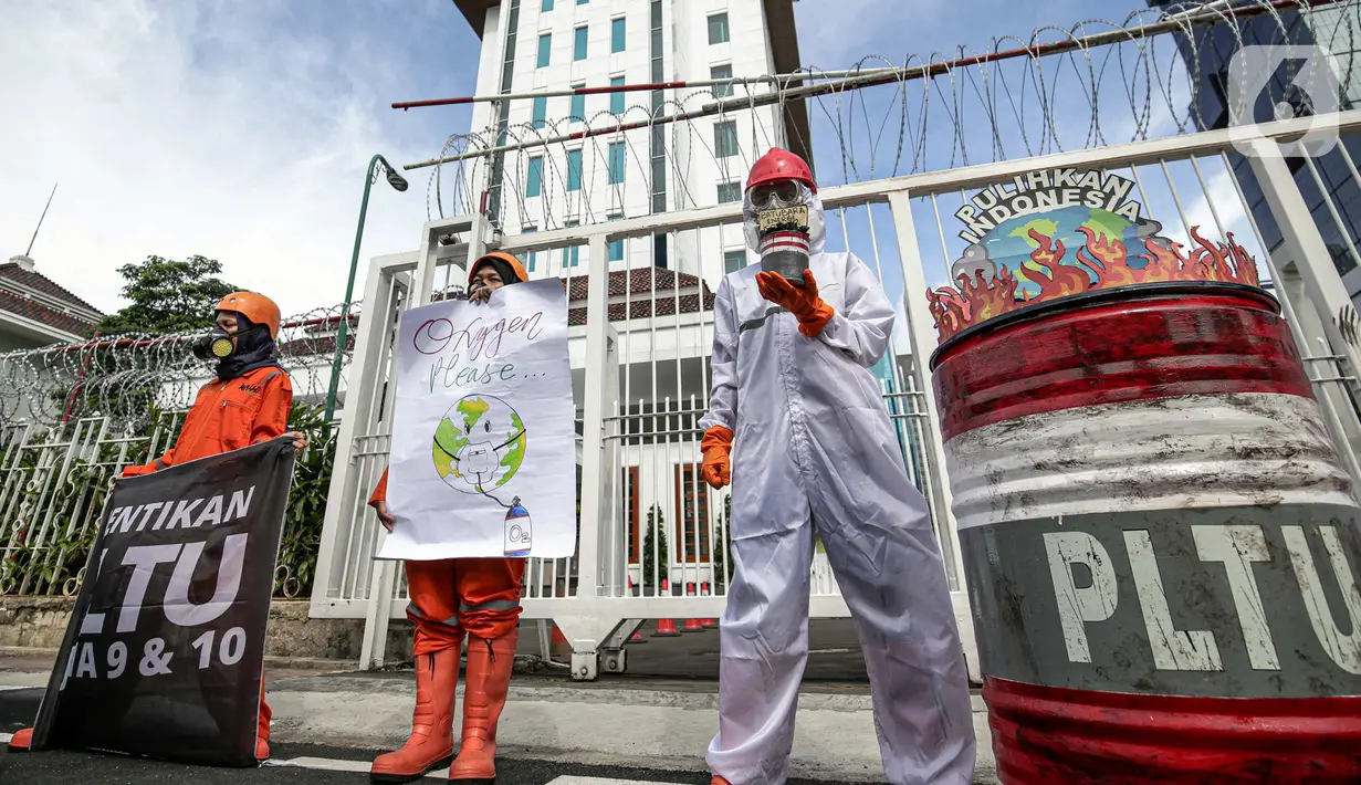 Sejumlah aktivis Walhi menggelar aksi di depan Gedung ESDM, Jakarta, Jumat (11/12/2020). Dalam aksinya, mereka menuntut agar pemerintah menghentikan pembangunan PLTU Jawa 9 dan 10 serta beralih ke energi terbarukan karena alasan lingkungan. (Liputan6.com/Faizal Fanani)