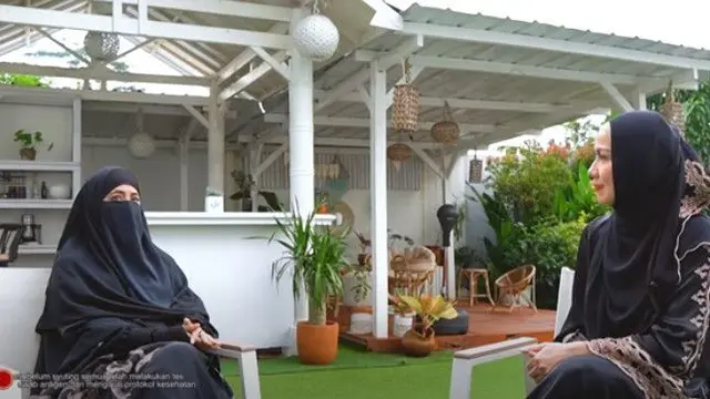 Umi Pipik saat diwawancara Venna Melinda