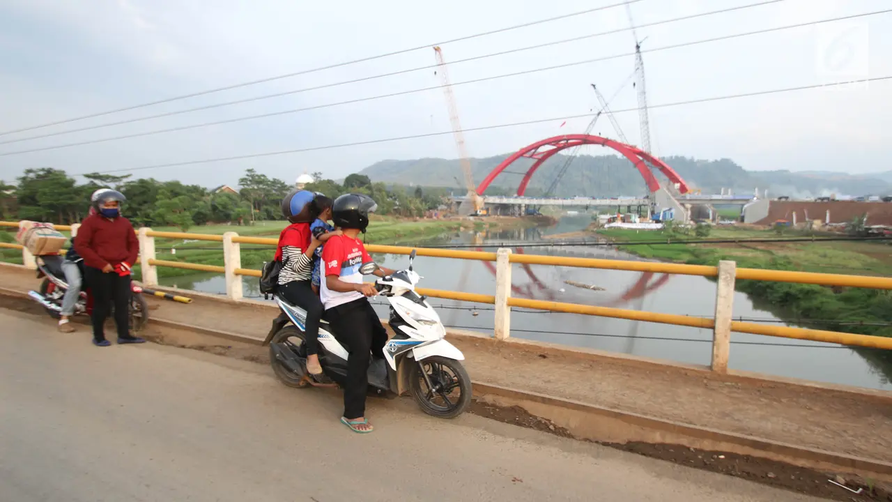Usai Dioperasikan, Jembatan Kali Kuto Jadi Tontonan Warga