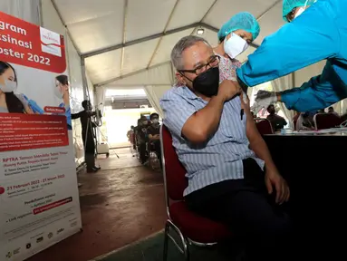Peserta saat mengikuti vaksinasi di sentra vaksinasi booster Prudential Indonesia di RPTRA Taman Mandala, Jakarta, Senin (21/02/2022). Sentra vaksinasi booster ini dibuka untuk masyarakat umum berdomisili DKI Jakarta mulai 21 Februari hingga 21 Maret 2022. (Liputan6.com/HO/Bon)