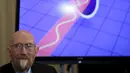 Dr. Kip Thorne saat konferensi pers untuk membahas deteksi gelombang gravitasi, Washington, (11/2). Menurut teori Einstein, riak gravitasi yang dipancarkan oleh putaran lubang hitam yang tak terhitung jumlahnya di alam semesta. (REUTERS/Gary Cameron)