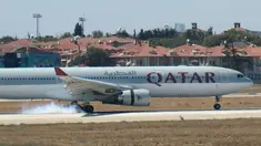 Sebuah Pesawat Qatar Airways mendarat darurat di Bandara Ataturk, Istanbul pada Kamis, (18/08) waktu setempat. Pilot berhasil mendaratkan pesawat tanpa ada penumpang yang terluka. (REUTERS/Stringer)